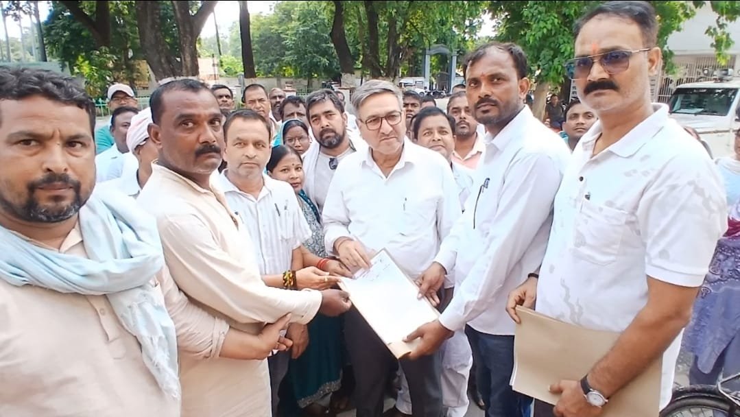 हक और सम्मान की मांग को लेकर सड़क पर उतरे शिक्षामित्र, कलक्ट्रेट में किया प्रदर्शन 1 IMG 20260725 WA0647