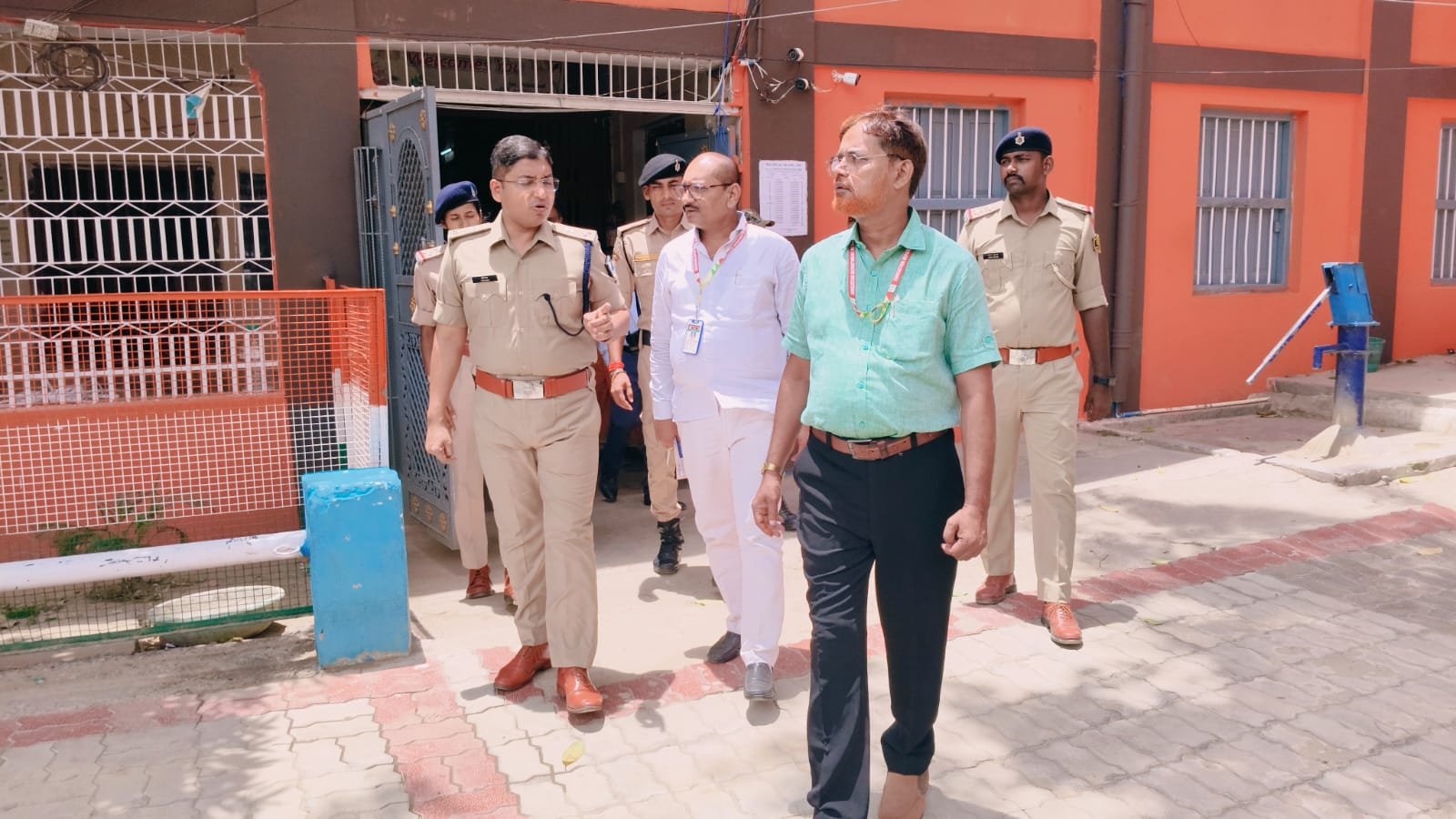 नगर पुलिस अधीक्षक गया द्वारा बिहार गृह रक्षा वाहिनी सेवा संवर्ग में आम अभ्यर्थियों से अधिनायक/अनुदेशक पद हेतु आयोजित परीक्षा के सफल, निष्पक्ष एवं शांतिपूर्ण संचालन के मद्देनजर विभिन्न परीक्षा केंद्रों का निरीक्षण किया गया l 1 IMG 20260729 WA0097