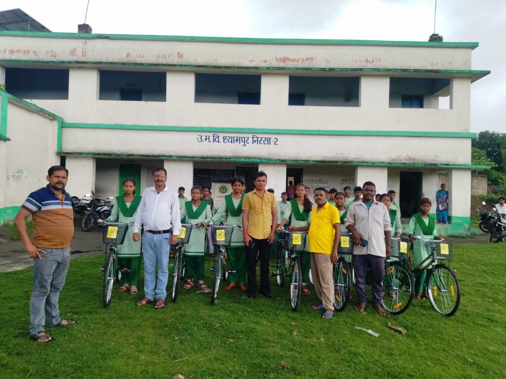 उपायुक्त के निर्देशानुसार 16 विद्यालयों के 258 छात्र-छात्राओं के बीच साइकिल का वितरण 1 IMG 20260729 WA0265