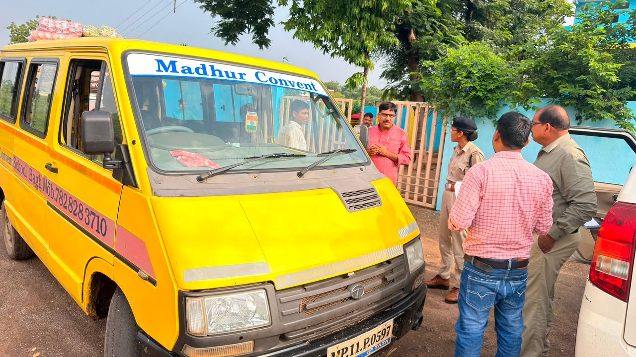 विशेष चेकिंग अभियान के तहत 54 स्कूल वाहन नियमों के विरुद्ध संचालित पाए जाने पर कुल 4 लाख 64 हजार रुपए जुर्माना राशि वसूल की* 2 IMG 20260731 WA0315