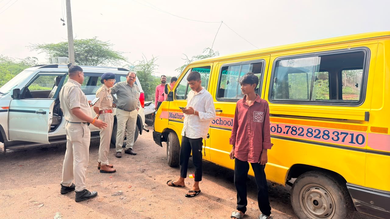 विशेष चेकिंग अभियान के तहत 54 स्कूल वाहन नियमों के विरुद्ध संचालित पाए जाने पर कुल 4 लाख 64 हजार रुपए जुर्माना राशि वसूल की* 3 IMG 20260731 WA0353