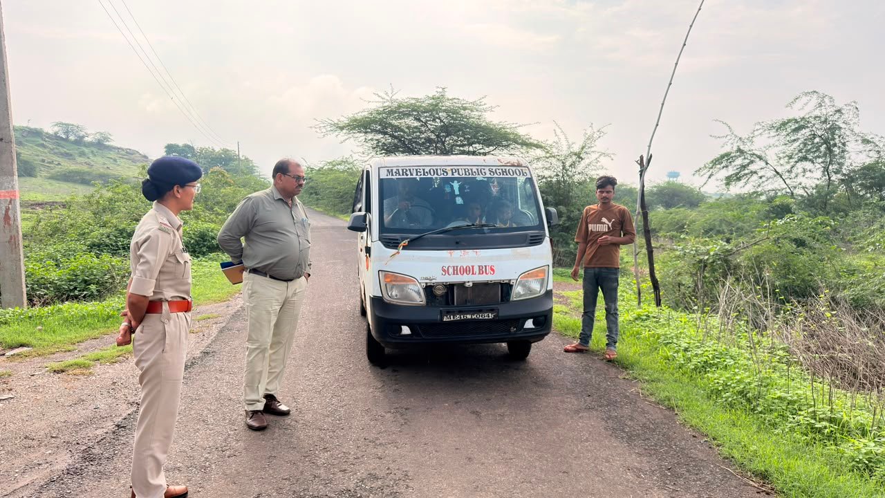 विशेष चेकिंग अभियान के तहत 54 स्कूल वाहन नियमों के विरुद्ध संचालित पाए जाने पर कुल 4 लाख 64 हजार रुपए जुर्माना राशि वसूल की* 4 IMG 20260731 WA0355