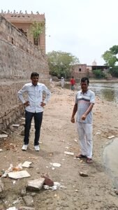 छोटी ढाबर में तालाब में दूषित पानी होने से मर रही है मछलियां व पशुधन को बीमारी का खतरा। 5 IMG20260724134611 01