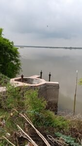खारड़ा बांध में पानी की आवक जारी लेकिन पानी के साथ रंगीन पानी बांध में आ रहा है। 6 IMG20260725102026 01