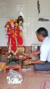 खारड़ा राम कुटिया में गुरु पूर्णिमा पर शिष्यों ने गुरुओं को नवाया शीश, दक्षिणा, मिठाई, श्रीफल भेंट कर आशीर्वाद लिया। 11 IMG20260728165340 01