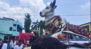 *गोला छोटी काशी में जगद्गुरु शंकराचार्य अविमुक्तेश्वरानंदः जी का जगह जगह पे पुष्प बर्षा कर भव्य स्वागत किया गया*गोला गोकर्णनाथ छोटी काशी कि पावन नगरी छोटी काशी में  अद्वैत ज्ञान और सनातन धर्म के रक्षक परम पूज्य जगद्गुरु शंकराचार्य स्वामि श्रीः अविमुक्तेश्वरानंदः सरस्वती '१००८' जी महाराज  का जगह जगह पर  पुष्प बर्षा कर भक्तिमय जयकारों के साथ भव्य स्वागत हुआ।
शुभम धर्म कांटा नानक चौकी  शुभम अग्निहोत्री द्वारा  निकट इंडेन गैस , अशोक चौराहा पुष्प वर्षा कर स्वागत कर  हजारों भक्तों ने  जगद्गुरु शंकराचार्य अविमुक्तेश्वरानंदः सरस्वती महराज जी के दर्शन कर आशीर्वाद लिया।
रॉयल मैरिज लॉन मोहम्मदी रोड, गोला में धर्मावली कार्यक्रम किया जिसमें जगद्गुरु शंकराचार्य अविमुक्तेश्वरानंदः जी गाय माता को राष्ट्रीय माता को दर्जा दिये जाने ओर  कहा पूरा प्रदेश गाय को माता कहता है। लेकिन यूपी सरकार के मुंह से 'माता' शब्द नहीं निकलता। इनके लिए गाय सिर्फ पशु है।
क्योंकि इनकी मंशा कुंठित हो गई है। ये असली हिंदू नहीं हैं। असली हिंदू तो गाय को माता ही कहेगा।*रॉयल मैरिज लॉन गोला में शंकराचार्य अविमुक्तेश्वरानंदः जी ने शपथ दिलाई जो गाय माता पर करे चोट हम लोग उसको नहीं करेंगे वोट*"हिंदुओं ने ही इनकी सरकार बनाई और इनको वोट करते रहे। लेकिन इस बार गलती मत करना। जो गौमाता का निरादर करे, उसे सबक सिखाना जरूरी है।"
"इसलिए हिंदुओं को अब जागना ही होगा। सोते रहे तो गौमाता को बचा नहीं पाओगे।"
जब शंकराचार्य अविमुक्तेश्वरानंदः जी ने नकली हिन्दुओं को वोट न देने कि अपील किया। और कहां किया उत्तर प्रदेश  में सरकार योगी की नहीं वेतन भोगी सरकार चल रही है जो अपनी मनमानी कर रही है
जिसमें मुख्य रूप से सपा पूर्व विधायक गोला विनय तिवारी  विजय पाठक , परवीन कश्यप , नितिन तिवारी, प्रभात श्रीवास्तव संजय शुक्ला,  अलोक वाल्मीकि  , राजेश अवस्थी , मोनू अवस्थी ,  पीयूष मिश्रा , मनोज मिश्रा, लालू मिश्रा , रामकिशोर मिश्रा पूर्व सभासद ,  मेराज खान ,   हरिओम वर्मा  राजन खान धर्मेंद्र कुमार तिवारी , सभासद गण सहित हजारों कि संख्या में लोगों ने  जगद्गुरु शंकराचार्य अविमुक्तेश्वरानंदः  जी के दर्शन कर आशीर्वाद लिया।