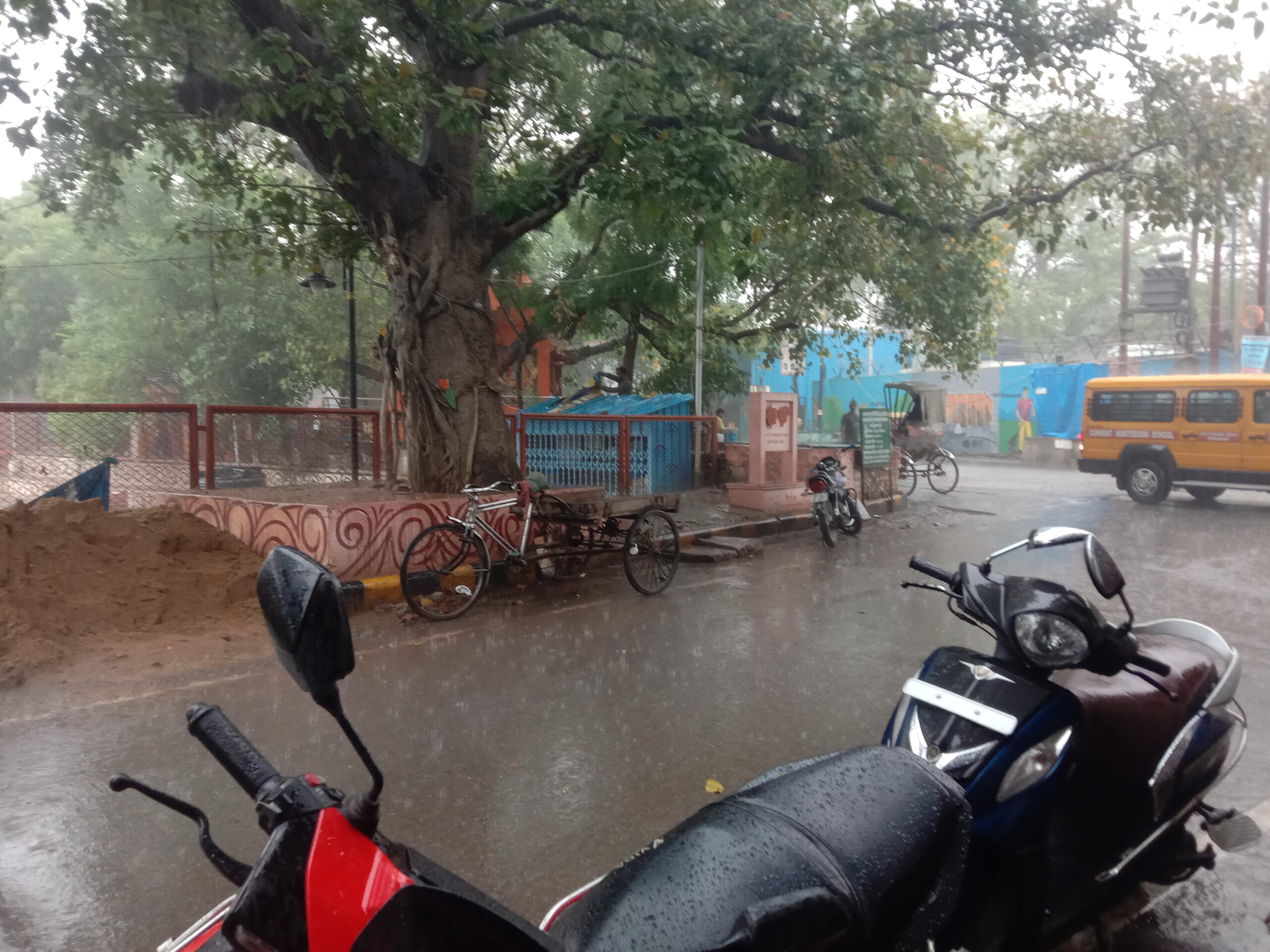 चंदौली और वाराणसी में आज रिमझिम वर्षा से मौसम सुहावना हो गया है। मानसून के सक्रिय रहने के कारण पूर्वांचल के कई जिलों में हल्की से मध्यम बारिश का दौर जारी है। मौसम विभाग ने भी पूर्वी उत्तर प्रदेश में बारिश और कहीं-कहीं गरज-चमक की संभावना जताई है। 11 IMG 20260707 130515 scaled