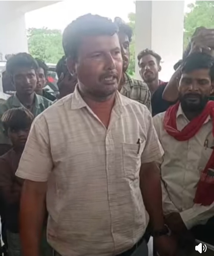 सिंगरौली: 13 साल बाद भी सड़क से नहीं जुड़ा अकेलवाडाड़, ग्रामीणों ने कलेक्ट्रेट पहुंचकर सौंपा ज्ञापन। 12 IMG 20260707 212632