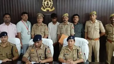 वाराणसी: धर्मनगरी काशी में अपराध और अपराधियों के खिलाफ चलाए जा रहे जीरो टॉलरेंस अभियान के तहत सारनाथ थाना पुलिस और वरुणा जोन की क्राइम टीम को एक बड़ी सफलता हाथ लगी है। पुलिस टीम ने 6 जुलाई को एक दुकान में घुसकर 71 वर्षीय बुजुर्ग महिला से हुई सनसनीखेज चेन लूट की वारदात का सफल अनावरण कर दिया है। पुलिस ने मामले के मुख्य आरोपी को गिरफ्तार कर उसके पास से लूटी गई सोने की चेन और घटना में इस्तेमाल की गई चोरी की बुलेट बाइक बरामद कर ली है। इस सराहनीय कार्य के लिए पुलिस टीम को ₹10,000 (दस हजार रुपये) का नकद पुरस्कार देने की घोषणा की गई है। 21 IMG 20260712 062943