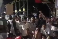 मोहम्मद अमान (पत्रकार) *अखिलेश यादव की गिरफ्तारी के विरोध में कानपुर सुलगा, सपा का उग्र प्रदर्शन; DM कार्यालय पर धरना, शिक्षा मंत्री का पुतला फूंका* *समाजवादी पार्टी के राष्ट्रीय अध्यक्ष अखिलेश यादव की गिरफ्तारी के विरोध में मंगलवार को कानपुर में सपा कार्यकर्ताओं का जोरदार प्रदर्शन देखने को मिला।* *डीएम कार्यालय के मुख्य गेट पर सपा विधायक अमिताभ बाजपेई समर्थकों के साथ धरने पर बैठ गए, जबकि बर्रा के सचान चौराहा पर केंद्रीय शिक्षा मंत्री धर्मेंद्र प्रधान का पुतला फूंककर भाजपा और योगी सरकार के खिलाफ जमकर नारेबाजी की गई।* *प्रदर्शन के दौरान "Release Akhilesh Yadav" की मांग को लेकर सपा कार्यकर्ताओं ने सरकार के खिलाफ तीखा विरोध जताया। किसी भी अप्रिय स्थिति से निपटने के लिए मौके पर भारी पुलिस बल और LIU की टीम तैनात रही। पूरे घटनाक्रम के बीच सुरक्षा व्यवस्था कड़ी कर दी गई। सपा नेताओं ने चेतावनी दी कि यदि कार्रवाई वापस नहीं हुई तो आंदोलन को और व्यापक बनाया जाएगा।* 28 IMG 20260722 00212729