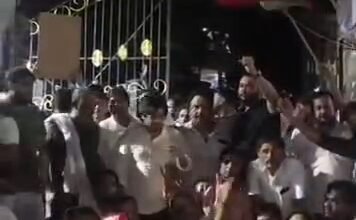मोहम्मद अमान (पत्रकार) *अखिलेश यादव की गिरफ्तारी के विरोध में कानपुर सुलगा, सपा का उग्र प्रदर्शन; DM कार्यालय पर धरना, शिक्षा मंत्री का पुतला फूंका* *समाजवादी पार्टी के राष्ट्रीय अध्यक्ष अखिलेश यादव की गिरफ्तारी के विरोध में मंगलवार को कानपुर में सपा कार्यकर्ताओं का जोरदार प्रदर्शन देखने को मिला।* *डीएम कार्यालय के मुख्य गेट पर सपा विधायक अमिताभ बाजपेई समर्थकों के साथ धरने पर बैठ गए, जबकि बर्रा के सचान चौराहा पर केंद्रीय शिक्षा मंत्री धर्मेंद्र प्रधान का पुतला फूंककर भाजपा और योगी सरकार के खिलाफ जमकर नारेबाजी की गई।* *प्रदर्शन के दौरान "Release Akhilesh Yadav" की मांग को लेकर सपा कार्यकर्ताओं ने सरकार के खिलाफ तीखा विरोध जताया। किसी भी अप्रिय स्थिति से निपटने के लिए मौके पर भारी पुलिस बल और LIU की टीम तैनात रही। पूरे घटनाक्रम के बीच सुरक्षा व्यवस्था कड़ी कर दी गई। सपा नेताओं ने चेतावनी दी कि यदि कार्रवाई वापस नहीं हुई तो आंदोलन को और व्यापक बनाया जाएगा।* 18 IMG 20260722 00212729