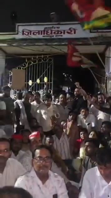 मोहम्मद अमान (पत्रकार) *अखिलेश यादव की गिरफ्तारी के विरोध में कानपुर सुलगा, सपा का उग्र प्रदर्शन; DM कार्यालय पर धरना, शिक्षा मंत्री का पुतला फूंका* *समाजवादी पार्टी के राष्ट्रीय अध्यक्ष अखिलेश यादव की गिरफ्तारी के विरोध में मंगलवार को कानपुर में सपा कार्यकर्ताओं का जोरदार प्रदर्शन देखने को मिला।* *डीएम कार्यालय के मुख्य गेट पर सपा विधायक अमिताभ बाजपेई समर्थकों के साथ धरने पर बैठ गए, जबकि बर्रा के सचान चौराहा पर केंद्रीय शिक्षा मंत्री धर्मेंद्र प्रधान का पुतला फूंककर भाजपा और योगी सरकार के खिलाफ जमकर नारेबाजी की गई।* *प्रदर्शन के दौरान "Release Akhilesh Yadav" की मांग को लेकर सपा कार्यकर्ताओं ने सरकार के खिलाफ तीखा विरोध जताया। किसी भी अप्रिय स्थिति से निपटने के लिए मौके पर भारी पुलिस बल और LIU की टीम तैनात रही। पूरे घटनाक्रम के बीच सुरक्षा व्यवस्था कड़ी कर दी गई। सपा नेताओं ने चेतावनी दी कि यदि कार्रवाई वापस नहीं हुई तो आंदोलन को और व्यापक बनाया जाएगा।* 1 IMG 20260722 00212729