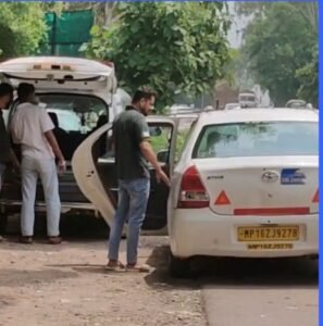 आबकारी अधिकारी की गाड़ी से शराब ट्रांसफर का आरोप,एसपी आफिस के बाहर का वीडियो वायरल 2 IMG 20260731 142416