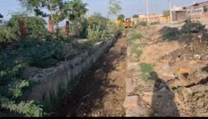 ग्राम पंचायत ढाबर में सरपंच के नेतृत्व में 1 किलोमीटर बड़े नाले की सफाई का कार्य जोरों पर। 3 IMG 20260731 214513