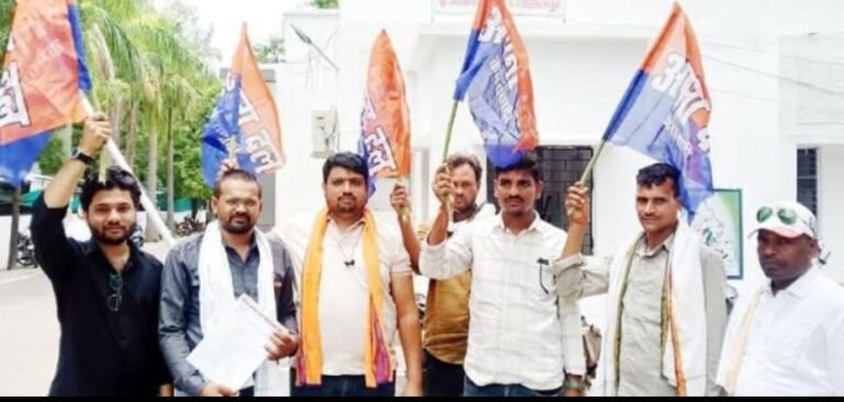 पेट्रोल में इथेनॉल मिश्रण के विरोध में अपना दल (कमेरावादी) का प्रदर्शन, राज्यपाल के नाम सौंपा 4 सूत्रीय ज्ञापन