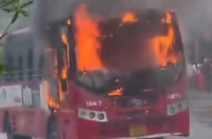 अहमदाबाद के बापूनगर में AMTS बस में अचानक लगी भीषण आग: ड्राइवर की सूझबूझ से 45 यात्रियों की बची जान 2 Screenshot 2026 07 27 16 29 52 23 0b2fce7a16bf2b728d6ffa28c8d60efb