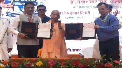 वाराणसी, न्यूज। उत्तर प्रदेश के मुख्यमंत्री योगी आदित्यनाथ ने बाबा विश्वनाथ की नगरी काशी से आज। बुद्धवार प्रदेश के लाखों शिक्षकों और छात्र-छात्राओं को एक बड़ा ऐतिहासिक उपहार दिया है। वाराणसी दौरे पर पहुंचे सीएम योगी ने शिक्षकों के लिए बहुप्रतीक्षित 'मुख्यमंत्री शिक्षक कैशलेस चिकित्सा योजना' का भव्य शुभारंभ किया। वाराणसी के बड़ा लालपुर स्थित पंडित दीनदयाल हस्तकला संकुल (टीएफसी) में आयोजित एक गरिमामय कार्यक्रम के दौरान मुख्यमंत्री ने सांकेतिक रूप से 15 शिक्षकों को 'कैशलेस हेल्थ कार्ड' सौंपकर इस कल्याणकारी योजना का पूरे प्रदेश में शंखनाद किया। आयुष्मान भारत योजना की तर्ज पर शुरू हुई इस योजना से अब उत्तर प्रदेश के करीब 12 लाख शिक्षकों और उनके आश्रित परिजनों को हर साल 5 लाख रुपये तक के मुफ्त इलाज की संजीवनी मिल सकेगी। 21 c617883b8f2cdef58dea4fe34716c77f28d9c84889eddf748abfea21295eb181.0