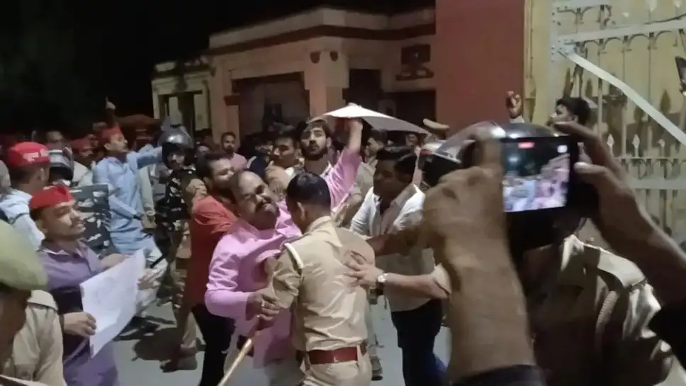 अखिलेश यादव की गिरफ्तारी और NEET विवाद पर वाराणसी में बवाल: BHU गेट पर सपा का धरना,60 से अधिक हिरासत में 2 d7462ce98a3e8a32afddc1d4e95d6e06ea25313f4a7e615d40eacbcaa56475b8.0