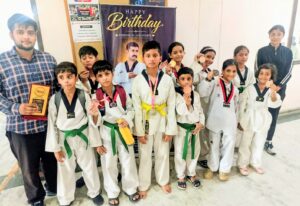 आकाश कोरियन ताइक्वांडो एकेडमी के खिलाड़ियों ने बढ़ाया कांठ का मान, झटके आठ मेडल 12 मेडल प्राप्त कर हर्ष प्रकट करते खिलाड़ी व कोच3