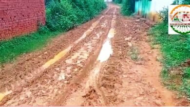 कुरुडीह Breaking New …… मुक्तिधाम जाने वाली गलियों में कीचड़ का साम्राज्य, ग्रामीणों का चलना मुश्किल, हालत खराब........... 19 11111