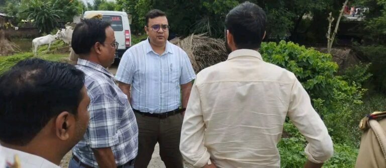 जिलाधिकारी ने तहसील क्षेत्र महसी का किया भ्रमण सम्भावित बाढ़ के दृष्टिगत सतर्कता बनाये रखने के दिये निर्देश