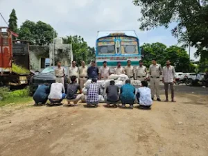 अंतरराज्यीय गांजा तस्करी का बड़ा पर्दाफाश: 64 लाख रुपये के 320.8 किलो गांजे के साथ कंटेनर और टाटा सफारी जब्त, 7 गिरफ्तार 2 1787740584722319 0