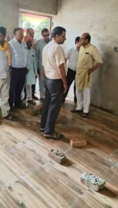 धंसी टाइलें देख भड़के विधायक जय प्रताप सिंह, 2 FB IMG 1785697418000