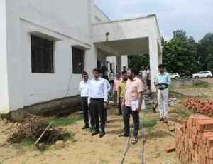 निर्माणाधीन सैनिक कल्याण कार्यालय का डीएम ने किया निरीक्षण 2 FB IMG 1785990942567