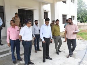 निर्माणाधीन सैनिक कल्याण कार्यालय का डीएम ने किया निरीक्षण 3 FB IMG 1785990944749