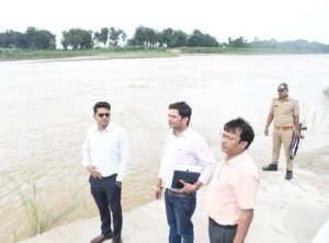 राप्ती नदी के कटाव को लेकर प्रशासन पूरी तरह सतर्क है। 3 FB IMG 1786031734585