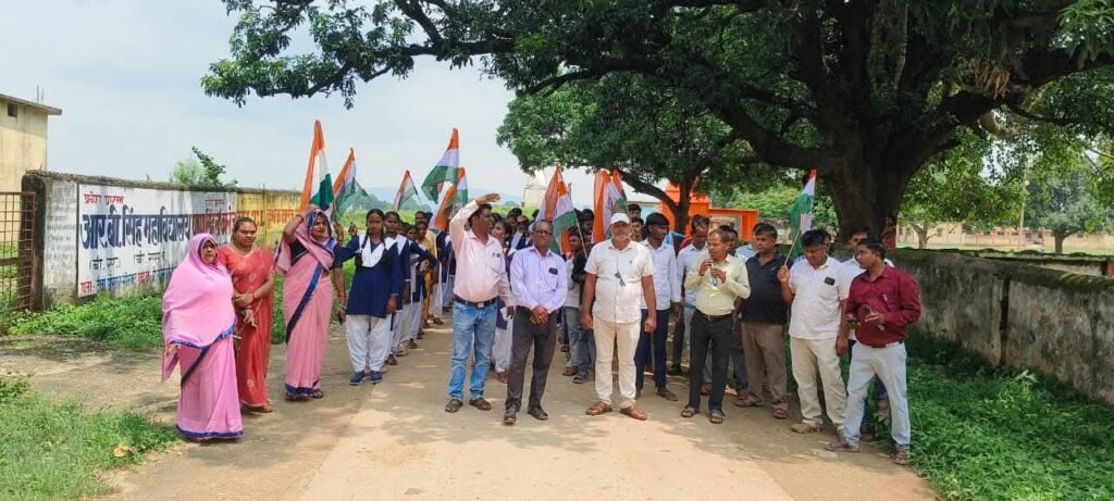 सिंगरौली: शासकीय उच्चतर माध्यमिक विद्यालय लमसरई में हर घर तिरंगा अभियान के तहत निकली गई भव्य तिरंगा रैली। 2 FB IMG 1786373029193