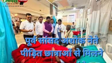 जपतलाई आश्रमशाला में सर्पदंश से 3 छात्राओं की मौत, 1 वेंटिलेटर पर पूर्व सांसद नेते ने अस्पताल और घटनास्थल का किया दौरा 21 FB IMG 1786419044529