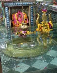 बेगू क्षेत्र में अच्छी बारिश की कामना को लेकर नीलकंठ महादेव के गर्भगृह को जल से भरा भगवान ने भक्तो की प्रार्थना सुनी और कुछ घंटो बाद तेज बारिश शुरू 2 FB IMG 1786447439277