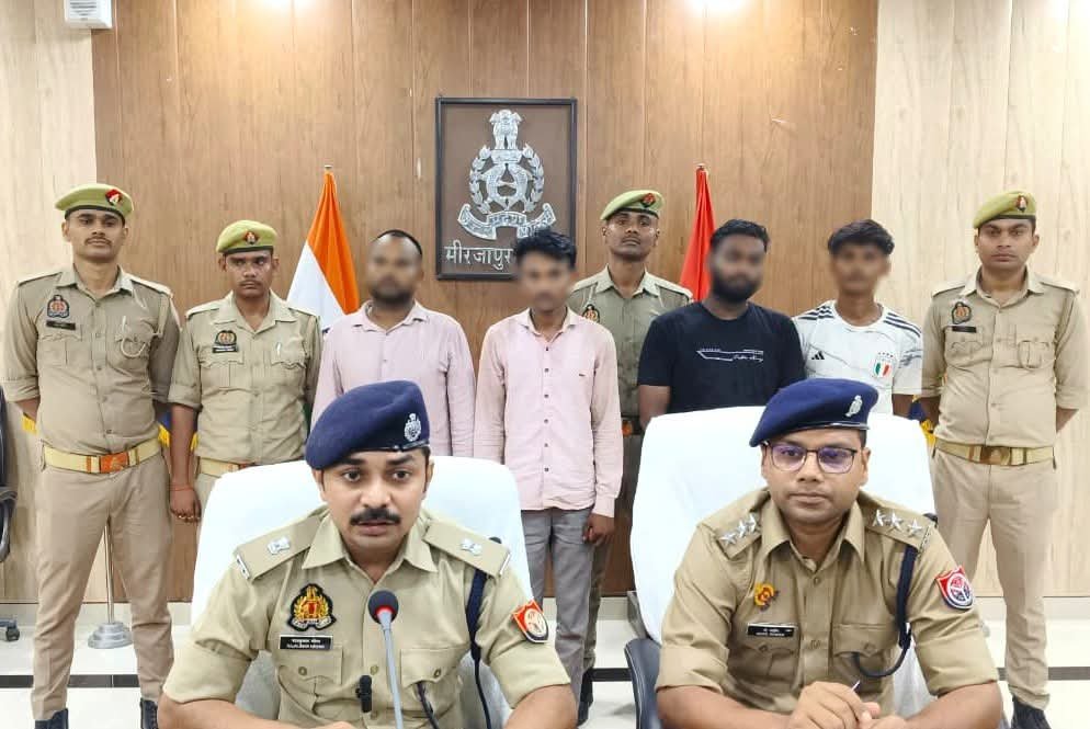 मीरजापुर साइबर क्राइम थाना व एसओजी/सर्विलांस की संयुक्त पुलिस टीम द्वारा आमजन को प्रलोभन देकर अवैध रूप से खाता खोलवाकर लाखों की ऑनलाइन ठगी करने वाले गैंग के 04 शातिर अभियुक्त गिरफ्तार, ऑनलाइन ठगी की घटना में प्रयुक्त लैपटाप, मोबाइल फोन, चेक बुक, वोटर आईडी, एटीएम कार्ड, पासबुक, आधार कार्ड, पैन कार्ड सहित चार पहिया वाहन बरामद 1 FB IMG 1786456836589