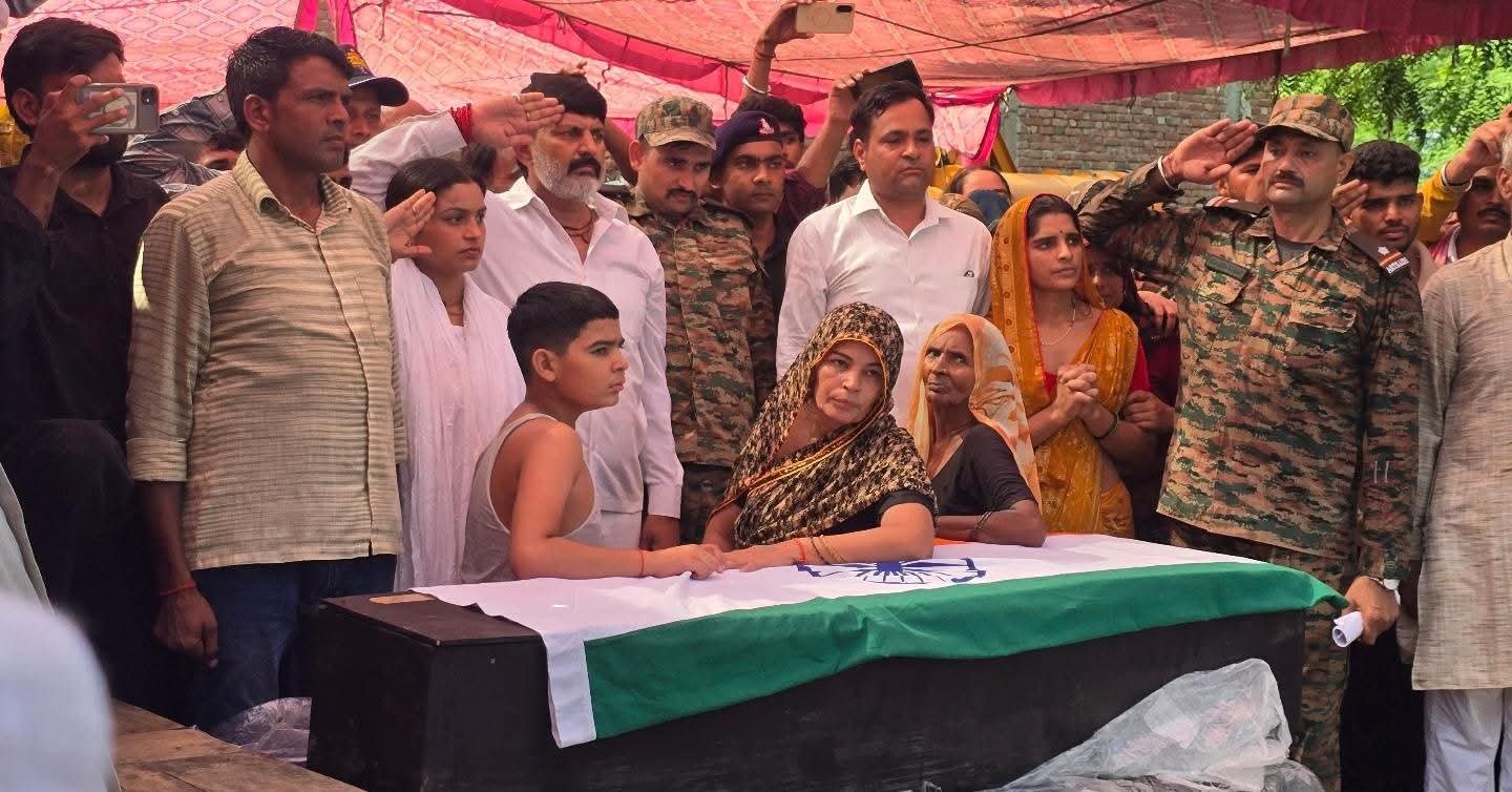 सूबेदार मनोज यादव का सैन्य सम्मान के साथ अंतिम संस्कार, 'अमर रहे' के नारों से गूंजा गांव नगला मनी 5 FB IMG 1786695824611