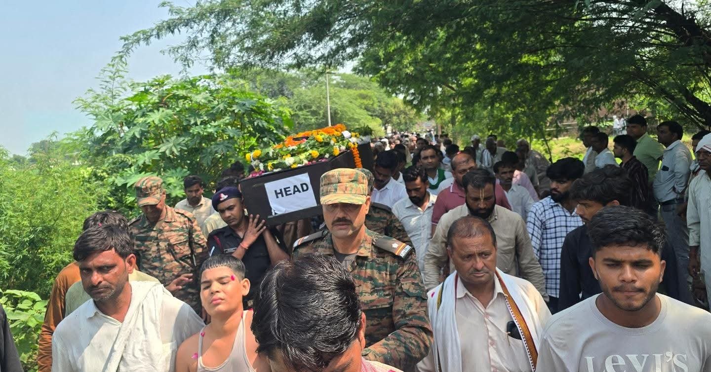 सूबेदार मनोज यादव का सैन्य सम्मान के साथ अंतिम संस्कार, 'अमर रहे' के नारों से गूंजा गांव नगला मनी 4 FB IMG 1786695840175
