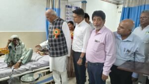 स्वतंत्रता दिवस पर मेडिकल कॉलेज में मरीजों को फल वितरण 3 FB IMG 1786808908328