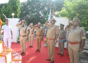पुलिस अधीक्षक सिद्धार्थनगर द्वारा पुलिस लाइन में स्वतंत्रता दिवस के अवसर पर किया गया ध्वजारोहण 5 FB IMG 1786809001387