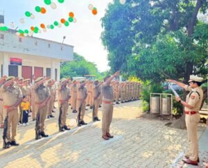 पुलिस अधीक्षक सिद्धार्थनगर द्वारा पुलिस लाइन में स्वतंत्रता दिवस के अवसर पर किया गया ध्वजारोहण 7 FB IMG 1786809007401