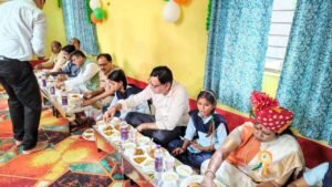 स्वतंत्रता दिवस पर विशेष मध्याह्न भोजन में शामिल हुए जनप्रतिनिधि एवं अधिकारी 2 FB IMG 1786849641863 1