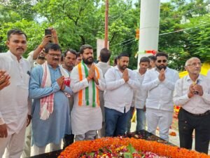 बैरिया बलिदान दिवस पर युवा समाजसेवी रणादिब्यन्त प्रताप सिंह ने शहीदों को किया नमन 3 FB IMG 1787072345304