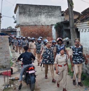 आगामी त्योहार बारावफात को शांतिपूर्ण एवं सौहार्दपूर्ण वातावरण में संपन्न कराने के लिए पुलिस अधीक्षक महराजगंज शक्ति मोहन अवस्थी के निर्देशन में शनिवार को थाना पुरन्दरपुर पुलिस ने क्षेत्र में प्रभावी गश्त एवं फ्लैग मार्च किया 3 FB IMG 1787468945224