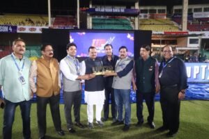 सांसद रमेश अवस्थी ने टॉस कराकर और पारंपरिक ढंग से घंटा बजाने की रस्म के साथ यूपी टी 20 मैच का किया शुभारम्भ 10 FB IMG 1787936869911