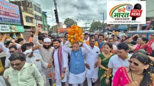 गुरु रविदास जी की 650वी जयंती पर पवित्र जल, पावन माटी की समरसता संकल्प कलश यात्रा का विधायक लारिया ने पुष्पवर्षा कर किया अभिनंदन 2 FB IMG 5888753071766977194