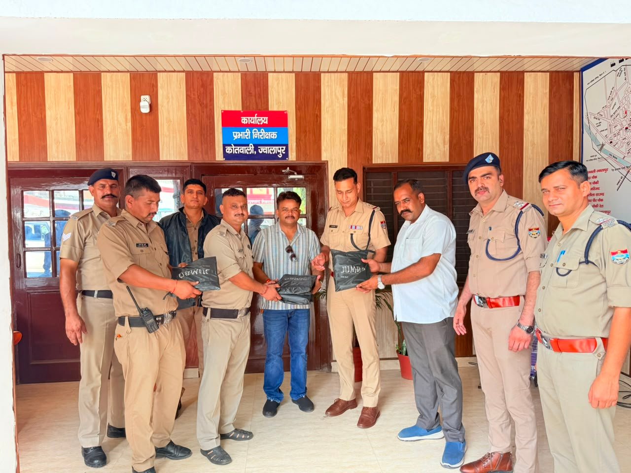 भाजपा वारिष्ठ नेताओं ने कांवड़ ड्यूटी में तैनात पुलिसकर्मियों का बढ़ाया उत्साह, बांटे रेनकोट 1 IMG 20260801 WA0009