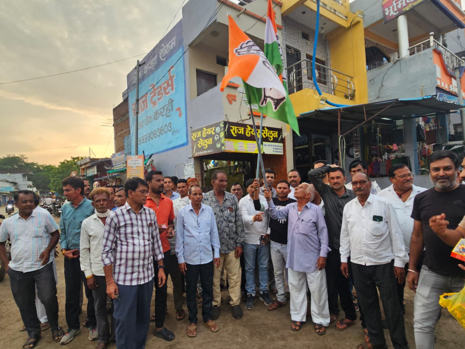 खरगोन://दतिया उपचुनाव में जीत पर करही कांग्रेस ने निकाली विजय रैली, ढोल-आतिशबाजी के साथ मनाया जश्न 1 IMG 20260803 WA0085
