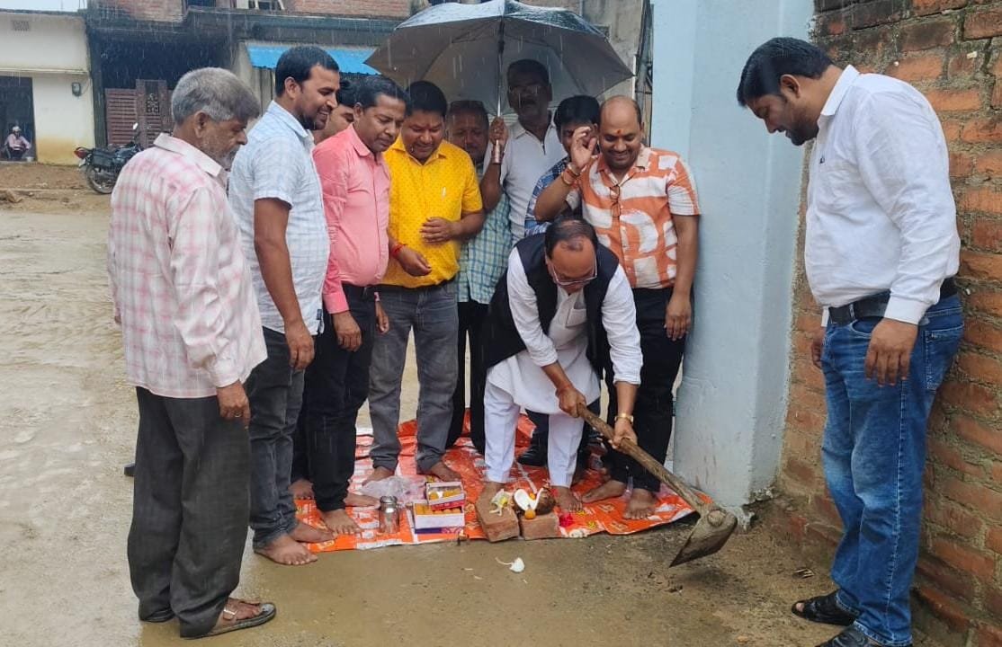 82 लाख की लागत से बनेगी सीसी रोड, चेयरमैन कमलेश मोहन ने किया भूमि पूजन 1 IMG 20260806 WA0038