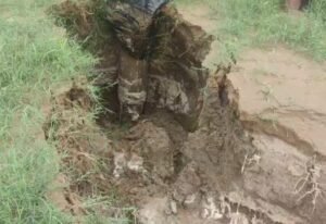 तेज बरसात के चलते बोरवेल की जमीन धसी , समय रहते संभालने से टला लाखो का नुकसान 2 IMG 20260807 WA0027