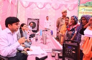 "गांव की समस्या-गांव में समाधान" के अंतर्गत आयोजित ग्राम चौपालों में जिलाधिकारी ने सुनीं ग्रामीणों की समस्याएं 2 IMG 20260807 WA01752
