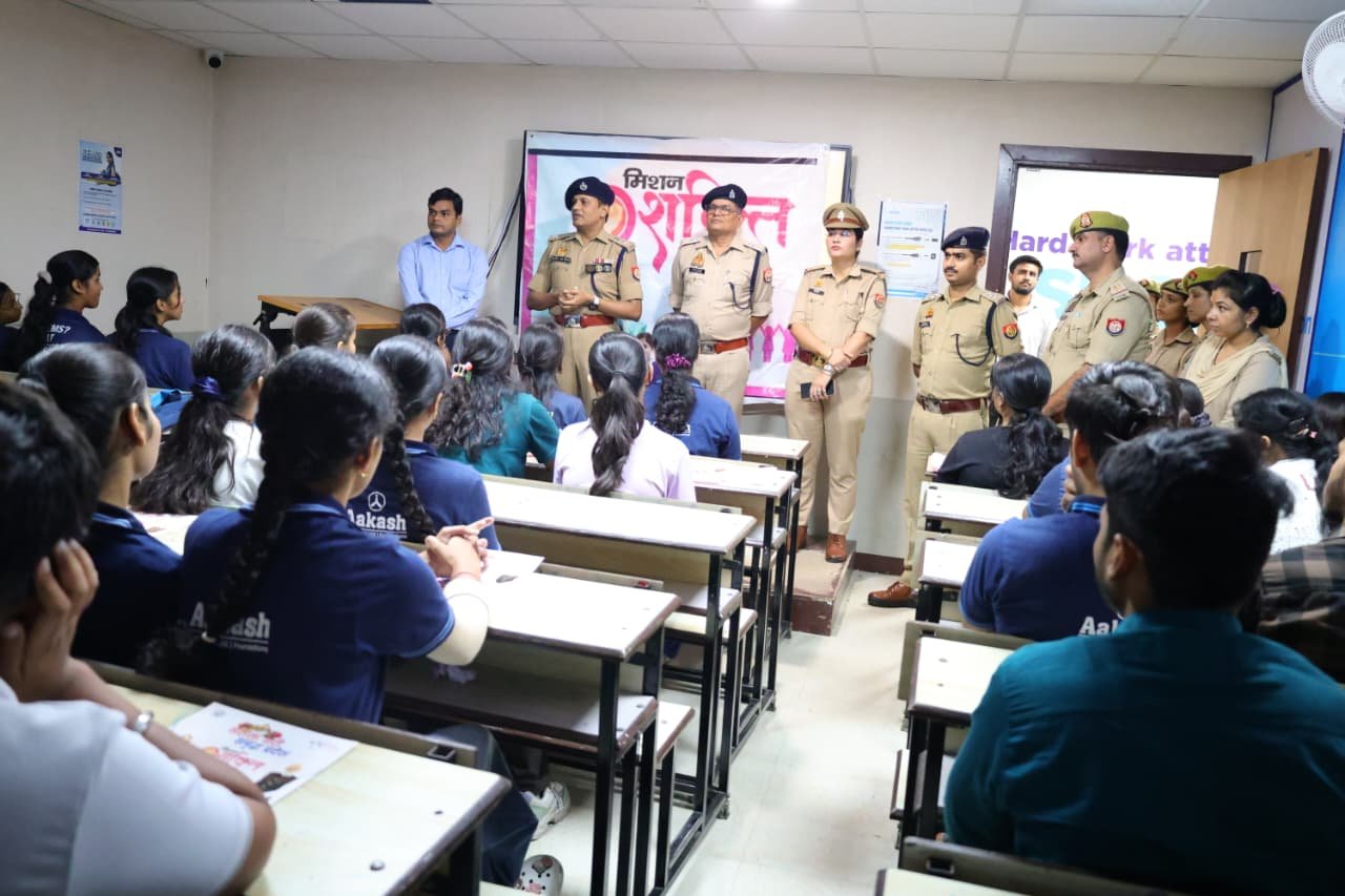 आकाश इंस्टीट्यूट में पुलिस अधीक्षक ने युवाओं को दिया सुरक्षा और सफलता का मंत्र 2 IMG 20260808 WA0000